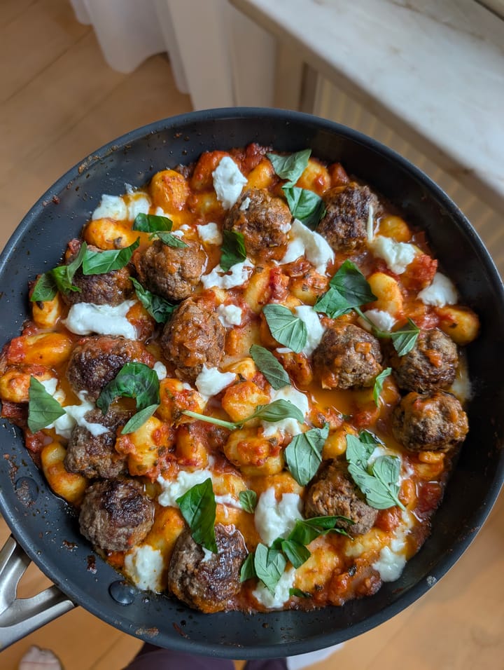Gehaktballetjes met gnocchi en mozzarella in tomatensaus